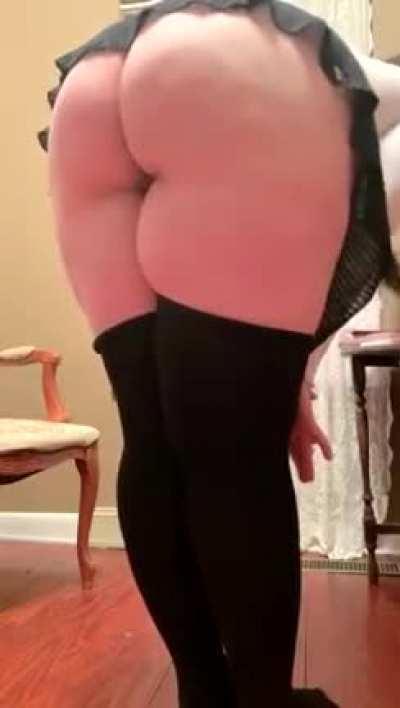 I know you wanted me to pose as your girlfriend for a few days, but the girl you chose doesn't fit any of the clothes you picked out! Look, everything is way too small!