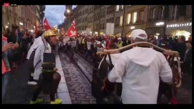 Kes Wunder het d Polizei de Wasserwärfer müsse isetze bi dene heisse moves!