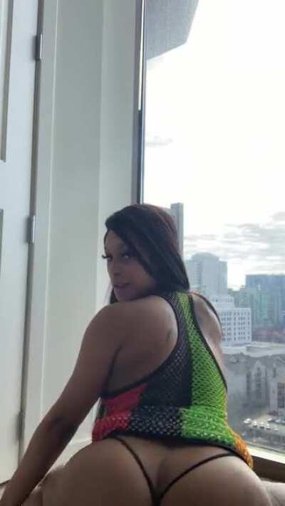 The angle I been waiting on, and half her ass cut off 😐