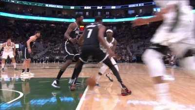 [Highlight] Jrue nutmeg dish to Giannis for a poster dunk over Griffin!