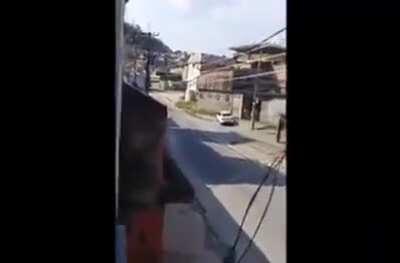 A tranquilidade dessa senhora mostrando a casa com um tiroteio acontecendo perto. Vocês já presenciaram algum tirotei intenso assim?