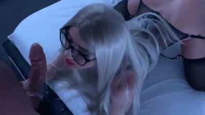 Throat fucking daddy's cock while my ass jiggles 🤓💛