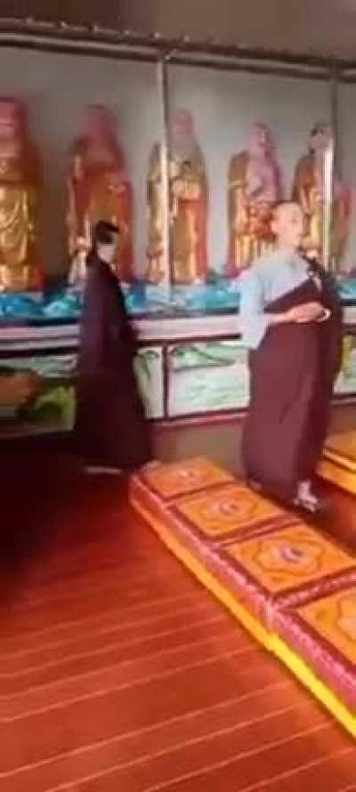 Goose pretends to be Buddhist