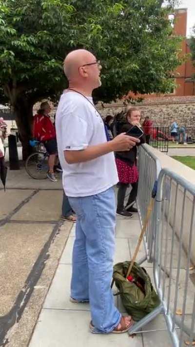 I can’t tell if he is an English tRUMPster or not.