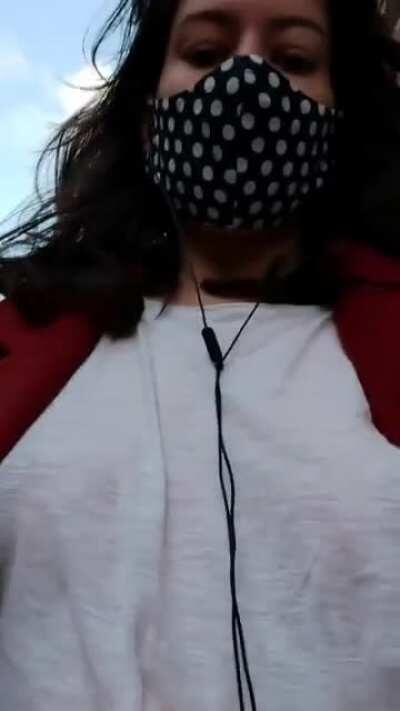 No bra, no problem 🤫