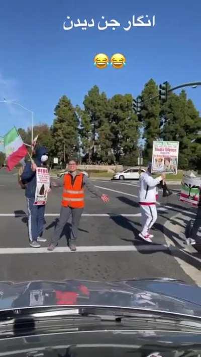 Dude blasted Salam Farmande to expat anti-Iran demonstration 😂