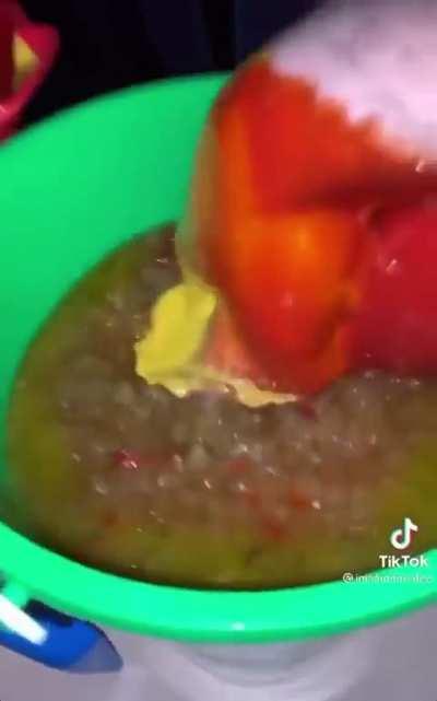 Meine Genossen, die ist der wahre schwarz rot gold (Deutschlandwort) Hotdog vertikal in mein gesicht