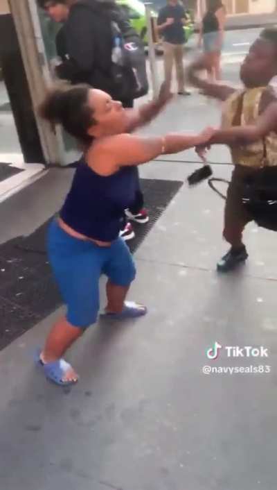 Girls fight at pizza shop in NYC