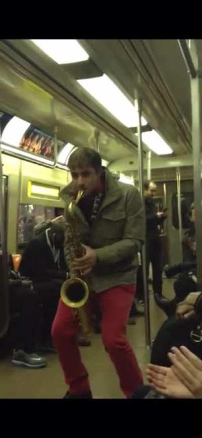 Вторая часть саксофонной битвы в подземке подъехала!