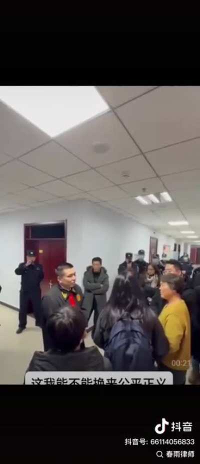 近日，某地法官抢走律师手机，涉案家属怒斥法官：“我这半年调查了承办案件的所有人的家在哪，家里几口人，几个孩子，老人住在哪，我全知道。整个社会的戾气就是因为司法不公引起的。我也不排除我能做什么，我这条命能搭上，但我不知道我能不能换来公平正义。我现在就一个要求，把律师的手机还回来”