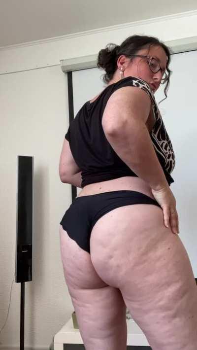 40 year old sexy milf ready to help to you live out your fantasies