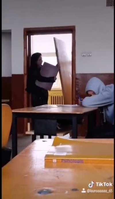 Se duce pe pulă chiar la intrare