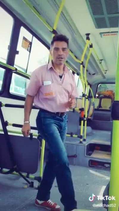 Llevas 20 min esperando el bondi... El chofer: