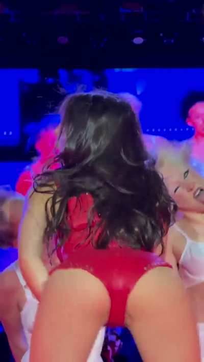 Closest and best quality I've been able to find of THE moment from Olivia the other night😵‍💫😵‍💫