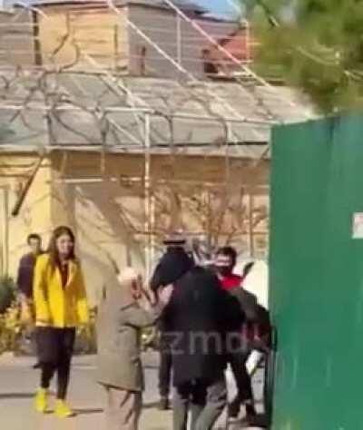 Velinho tenta separar briga, sem saber que na verdade a briga era apenas uma cena de filme