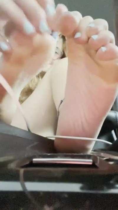 POV you ordered food and the driver texts you this 😝👣💙