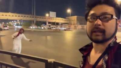 سائح ياباني يتجول في احد شوارع الرياض ☠️☠️☠️