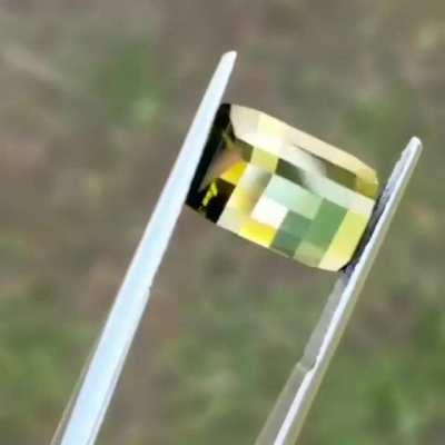 this gem reflecting in a peculiar way