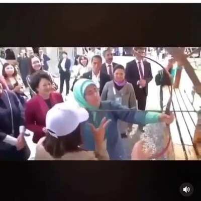 Bakın da first leydimize örnek alın HEYT BE