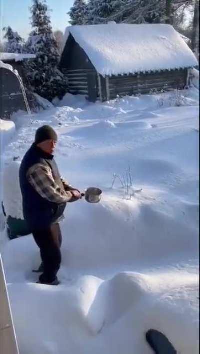 To show how cold it was outside with a pot of boiling water...