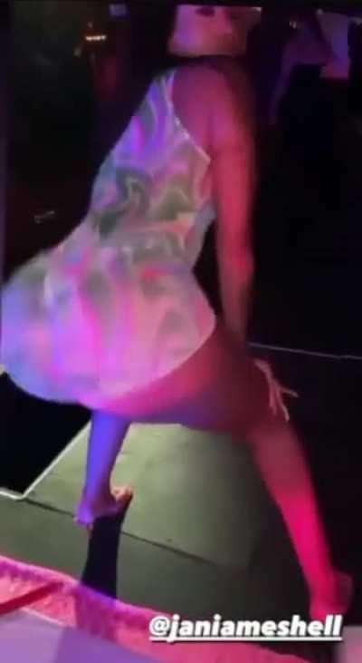 Short compilation of janiameshell ass pt1🍑