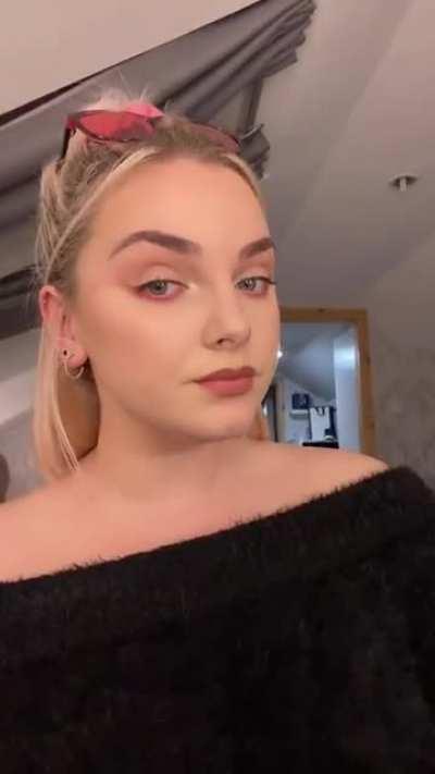 woMEN sUFFeRs MAssive AlLerGIC REAcTion whilE AppLYiNg toxIC MakeuP pRoduCts