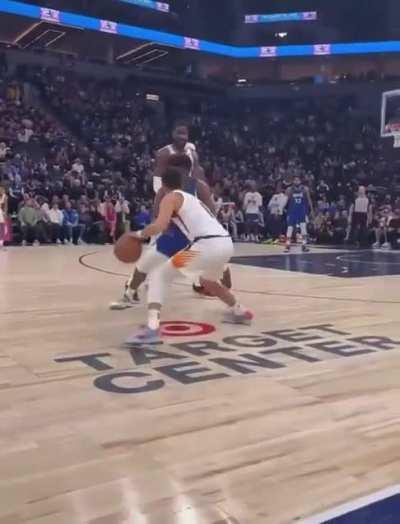 Devin Booker yells at heckling fan sitting court side: “Shut up p****!” He was ON ONE tonight 😤