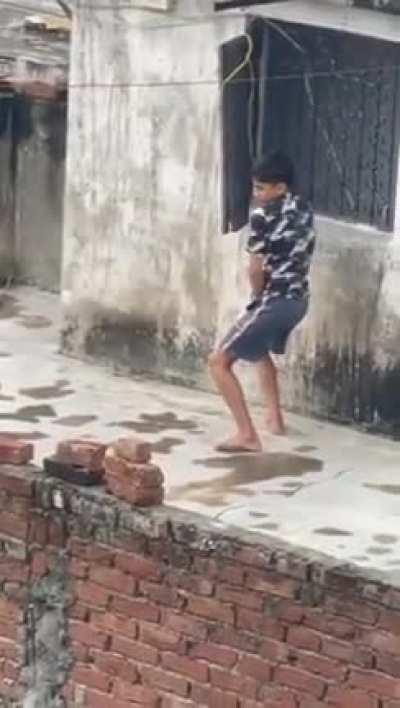 Itna viral kardo ki iska maa baap ko mil jaaye ye video