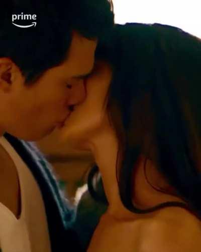 Anne Hathaway kissing with tongue