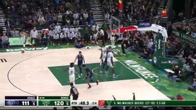 [Highlight] Giannis hits the tough midrange fadeaway over JJJ to seal the game