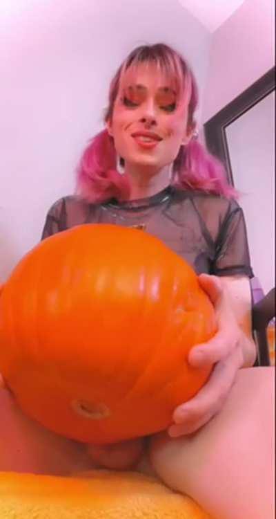 I fucked a pumpkin for Halloween. New kink unlocked.