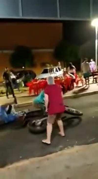 Criminals try to rob people, but victims recognize that the weapon was fake(happened in Brazil).