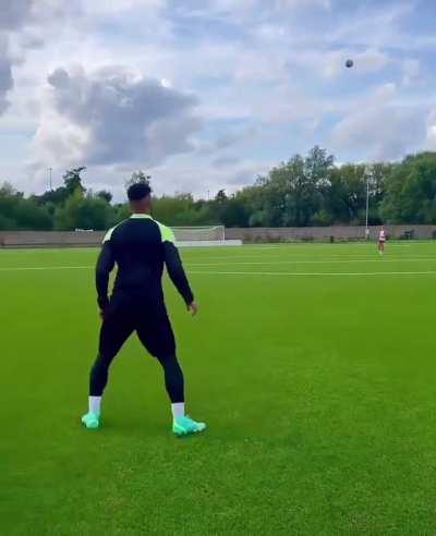 A pass into the chest... But no!