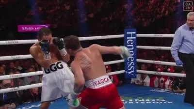 Canelo throws double jab and right to the body. When he throws double jab again, Golovkin expects another right hand downstairs but Canelo throws an overhand right instead.