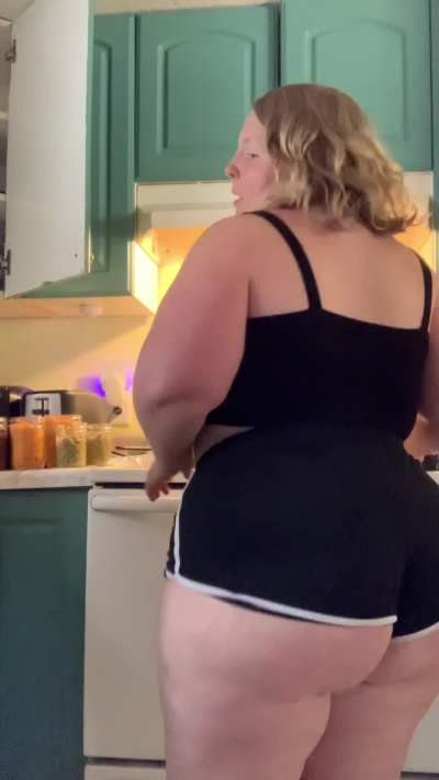 In the kitchen😘🍑