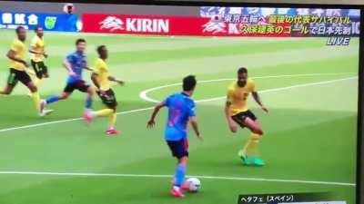 Jogador japonês faz gol com a bola passando entre as pernas de quatro jogadores