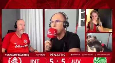 Reação colorada da eliminação