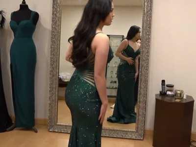 That green dress looks so good on her 😍