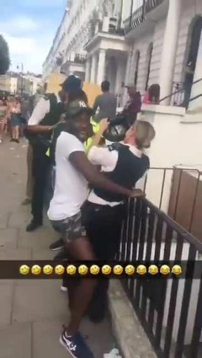 Para aquellos que viven en Europa. Tan permisiva está la policía?