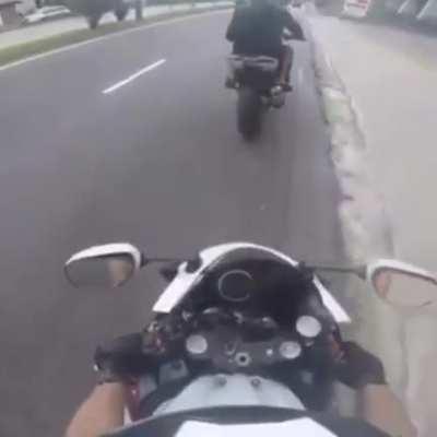 [Brazil] Police show up right in the moment robbers try to take the motocycle
