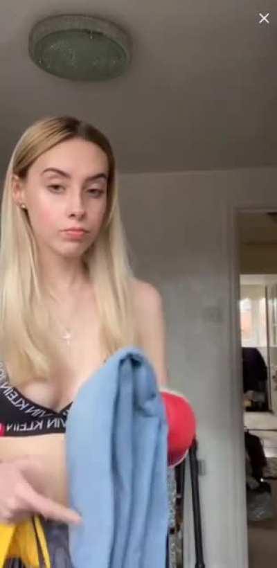 Girl boob slip.. name in video