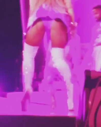 This little slut knows what she's doing...