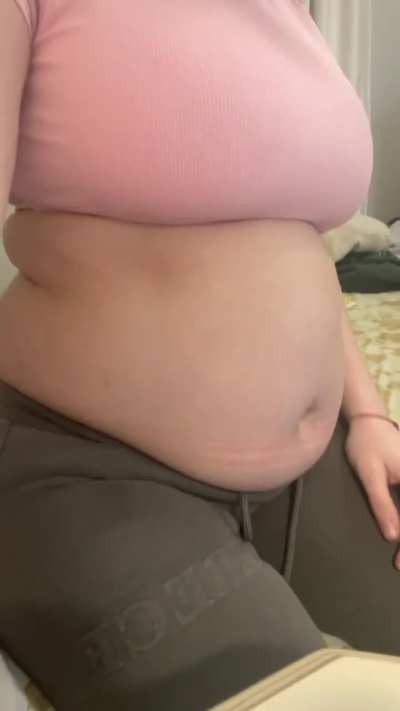 Such a fat ass 🤤😮‍💨 I wanna get bigger and make my burps louder 