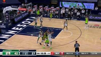 [Highlight] D'Angelo Russell with a RARE poster dunk