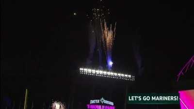 [Highlight] Mitch Haniger puts the Mariners on top 5-2 in the 7th with a three-run moonshot off of Brasier!