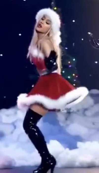 Ariana Grande would be a great Christmas Fuck