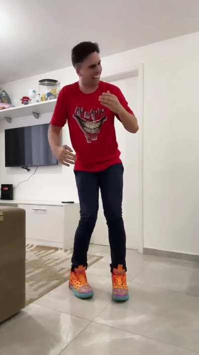 I've never seen a crazier/ realer robot dance (sound on)