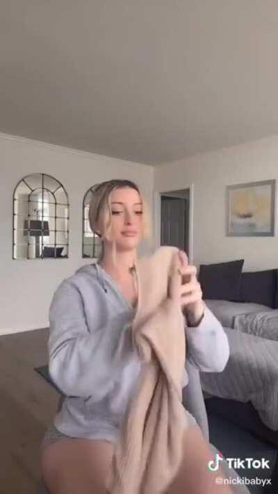 Her legs are so 🥵🥵💦💦