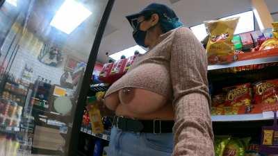 This is the breast way to pump gas *ba dum tss* 😺 (OC) [f]