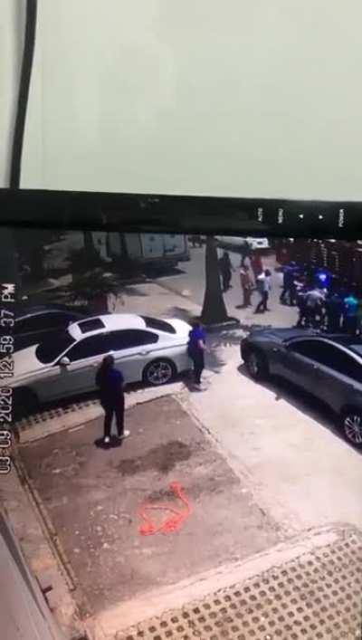 2 men attempt to rob pedestrians, entire neighborhood assaults them